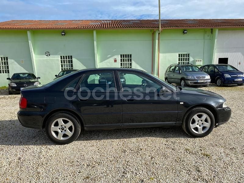 Usado Audi A4 110 CV (80 kW) 1999 Negro Berlina