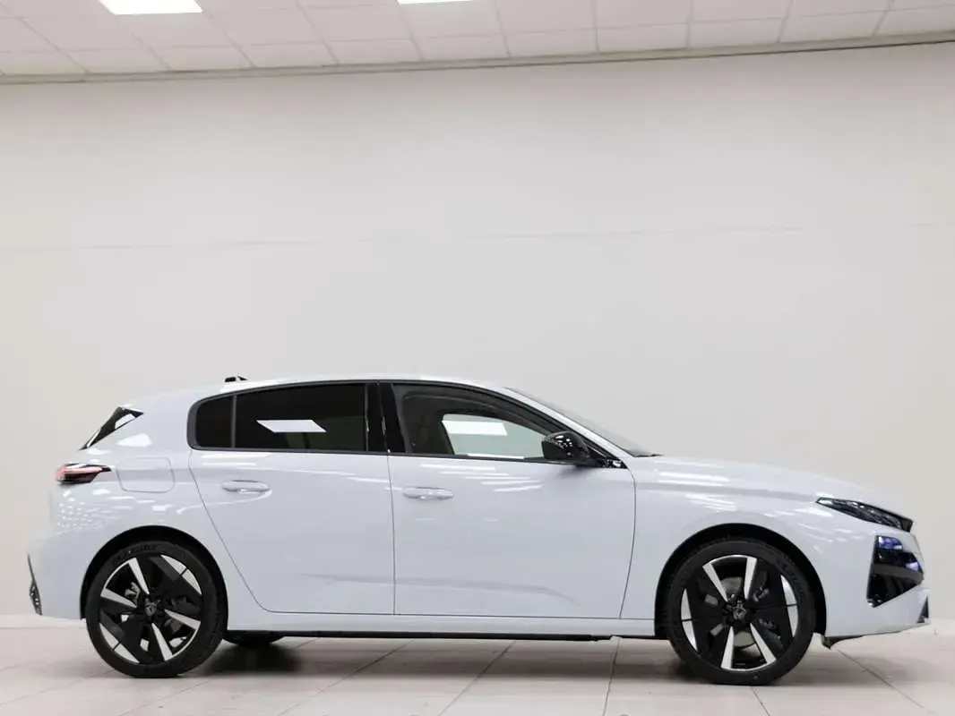 Usado Peugeot e-2008 Allure 114 kW (156 CV) 2026 Blanco SUV