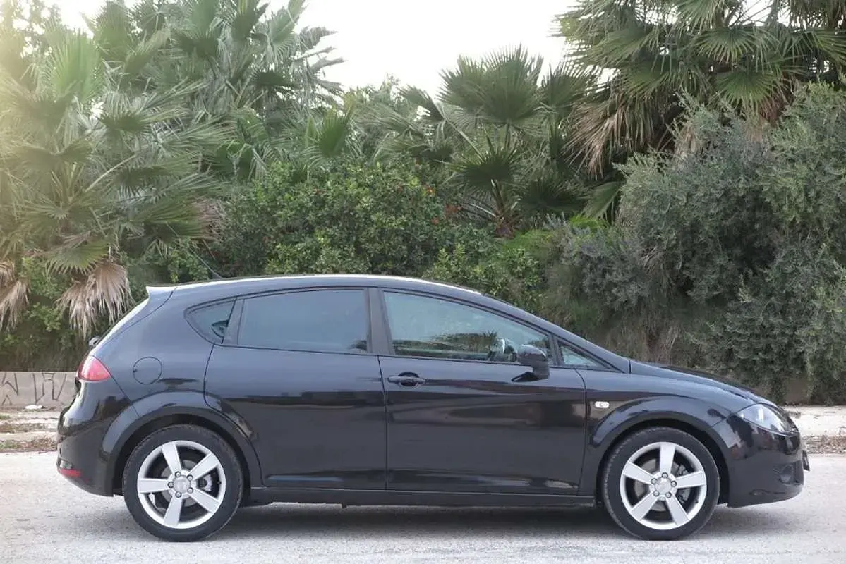 Usado Seat Leon Sport 140 CV (102 kW) 2006 Negro Utilitario