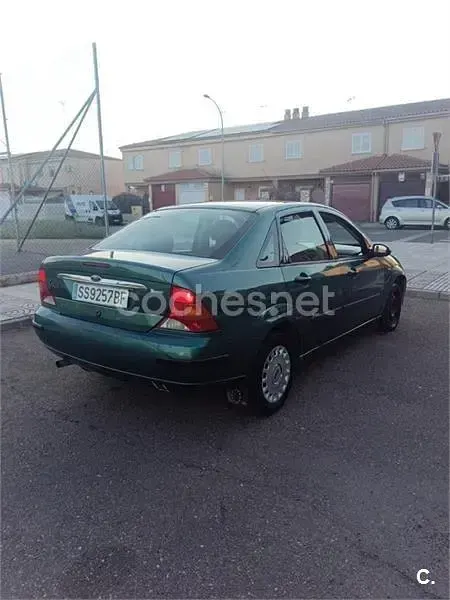 Usado Ford Focus Ambiente 100 CV (73 kW) 2000 Verde Berlina