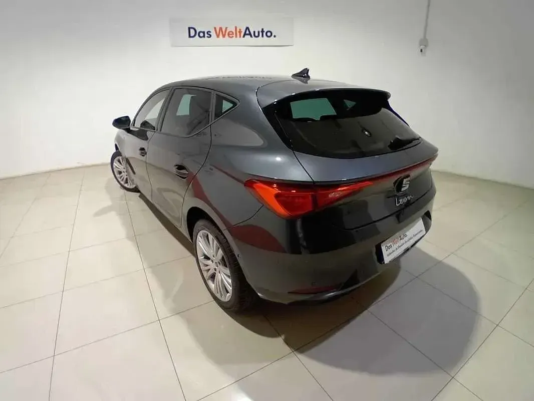 Usado Seat Leon Style 150 CV (110 kW) 2023 Gris Berlina