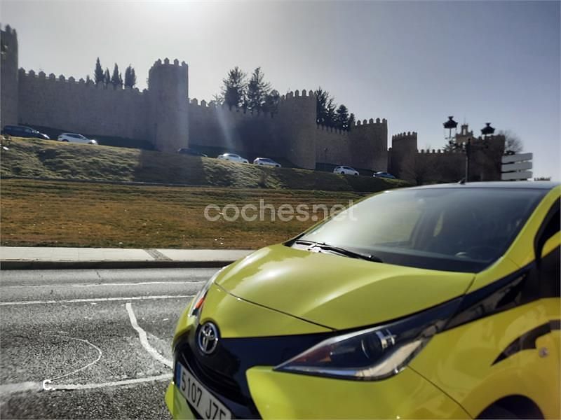 Usado Toyota Aygo X-cite 69 CV (50 kW) 2017 Amarillo Utilitario