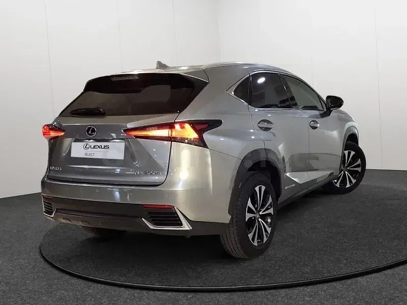 Usado Lexus NX300h 197 CV (144 kW) 2021 Gris / plata SUV
