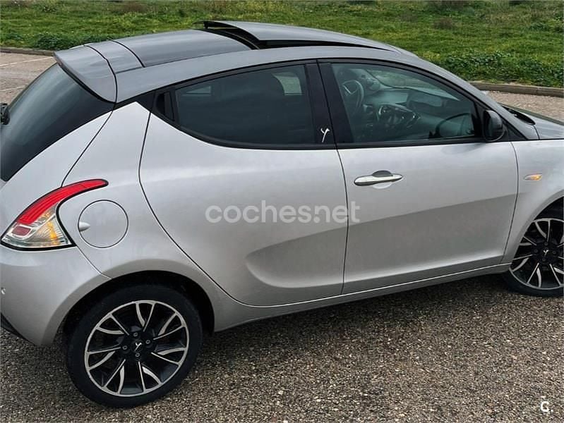 Usado Lancia Ypsilon Gold 85 CV (62 kW) 2014 Gris / plata Utilitario