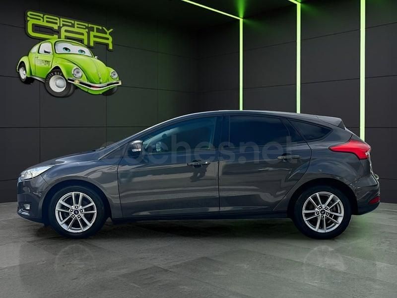 Usado Ford Focus Trend 120 CV (88 kW) 2016 Gris / plata Berlina