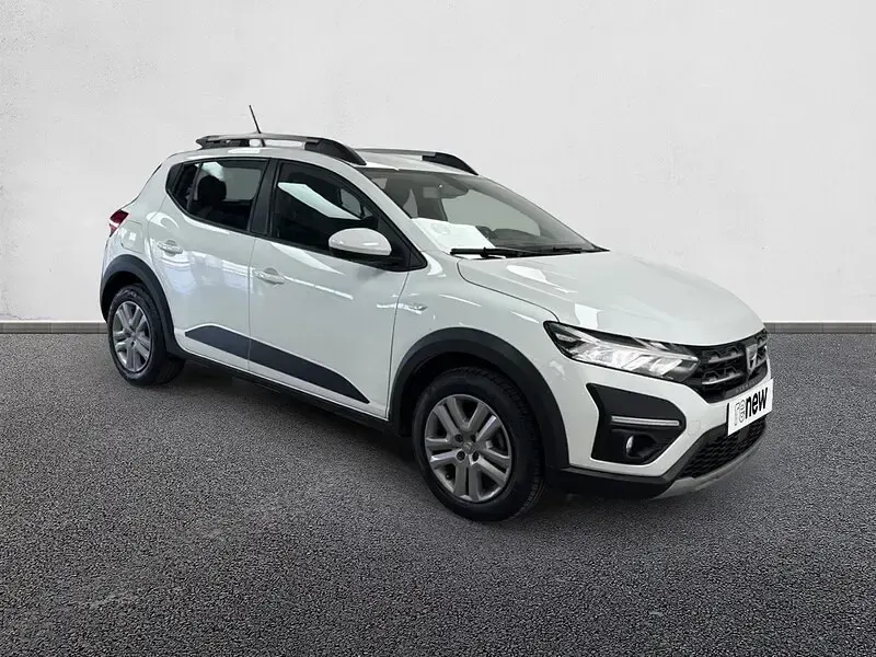 Usado Dacia Sandero Comfort 91 CV (66 kW) 2022 Blanco Utilitario