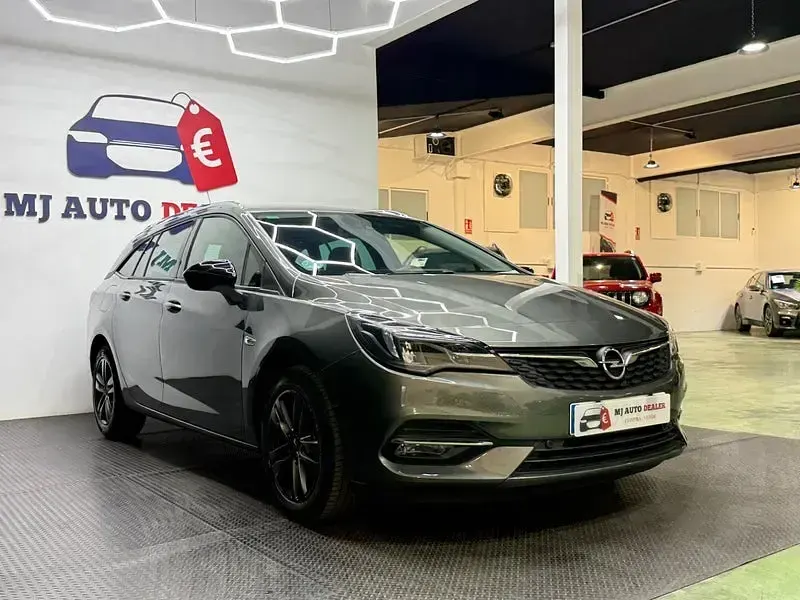 Usado Opel Astra Ultimate 145 CV (106 kW) 2021 Gris / plata Familiar