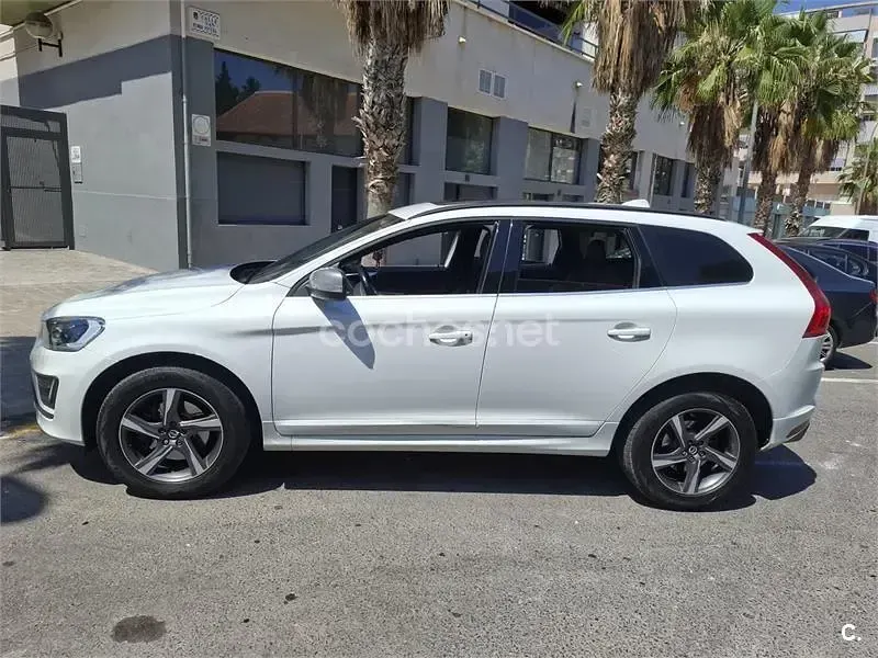 Usado Volvo XC60 R-Design Momentum 181 CV (133 kW) 2015 Blanco SUV