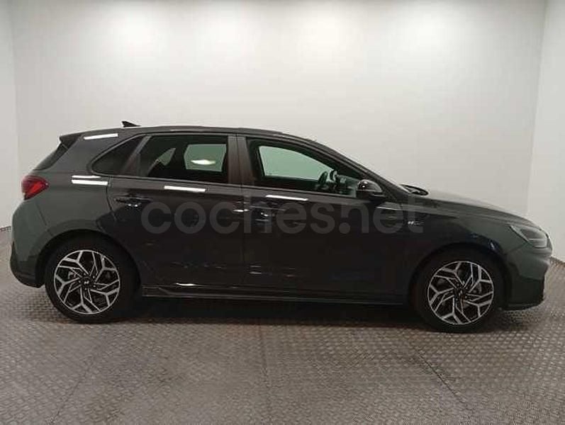 Usado Hyundai i30 N Line 100 CV (73 kW) 2025 Gris / plata Berlina