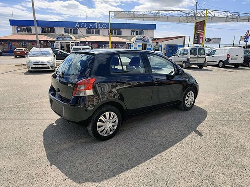 Usado Toyota Yaris Active 99 CV (72 kW) 2011 Negro Utilitario