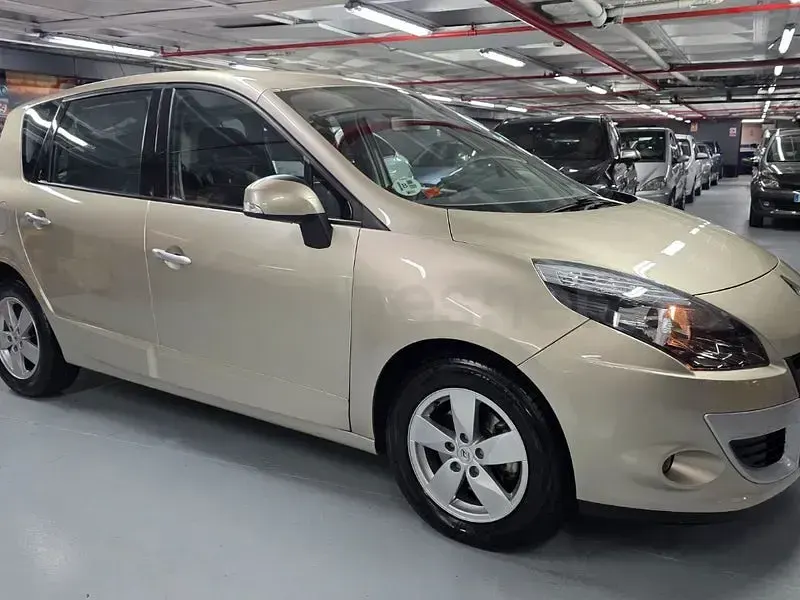 Usado Renault Scénic III Dynamique 130 CV (95 kW) 2012 Beige Monovolumen