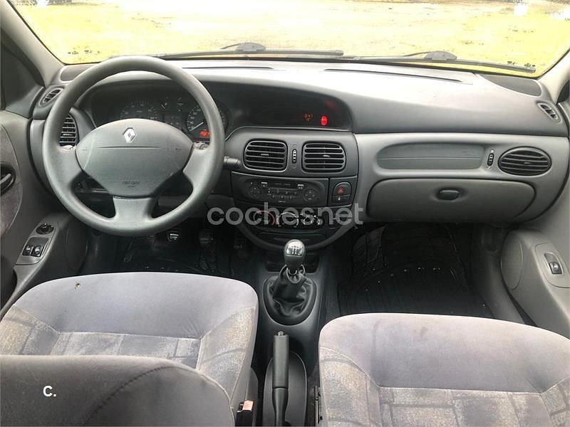 Usado Renault Mégane II Authentique 80 CV (58 kW) 2002 Granate Berlina