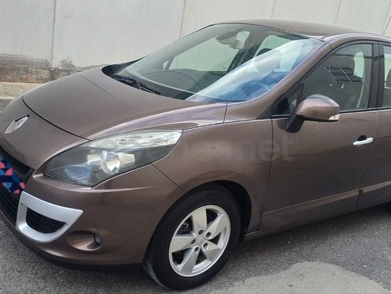 Usado Renault Scénic III Dynamique 110 CV (80 kW) 2011 Marrón Monovolumen