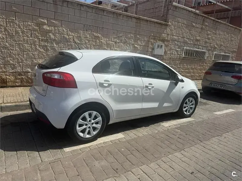 Usado Kia Rio 85 CV (62 kW) 2013 Blanco Berlina