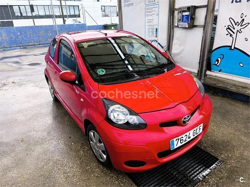 Usado Toyota Aygo Live 68 CV (50 kW) 2009 Rojo Utilitario