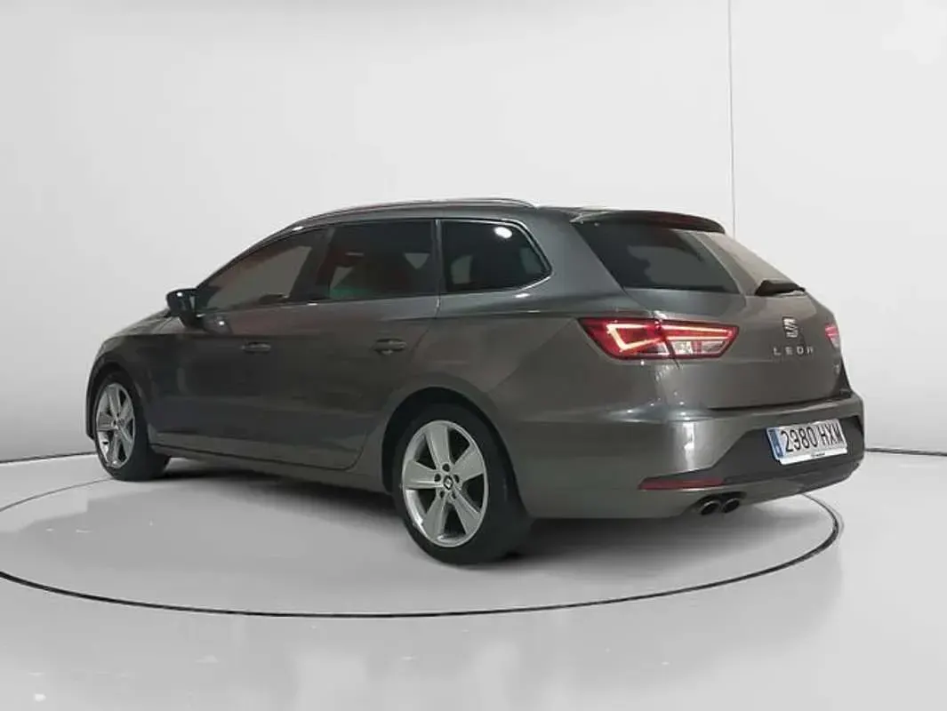Usado Seat Leon FR 122 CV (89 kW) 2014 Gris Utilitario
