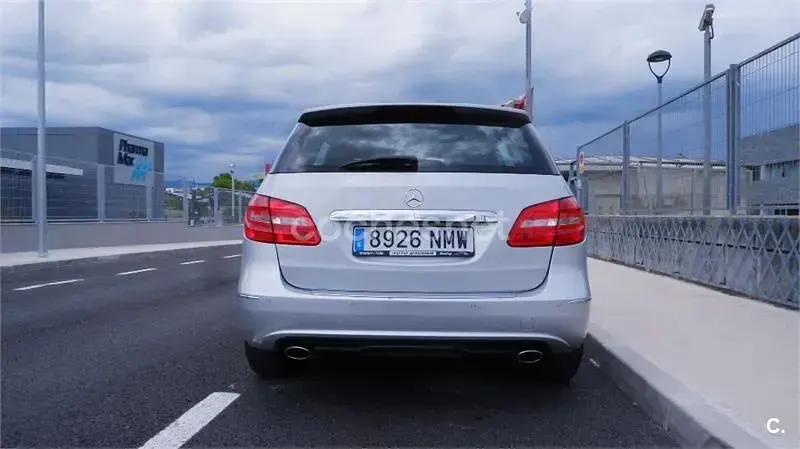Usado Mercedes B180 122 CV (89 kW) 2013 Gris / plata Monovolumen