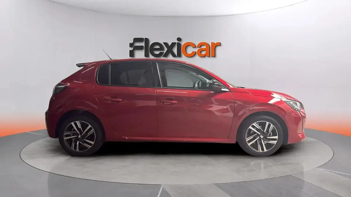 Usado Peugeot 208 Allure 101 CV (74 kW) 2023 Granate Utilitario