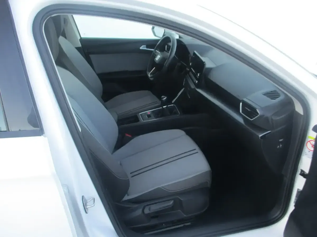 Usado Seat Leon Style 130 CV (95 kW) 2021 Blanco