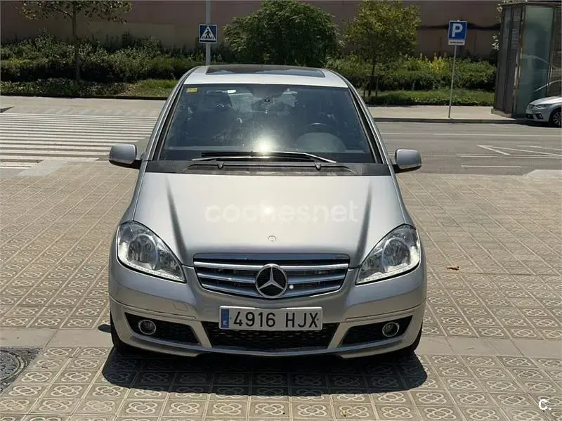 Usado Mercedes A180 Avantgarde 109 CV (80 kW) 2012 Gris / plata Utilitario