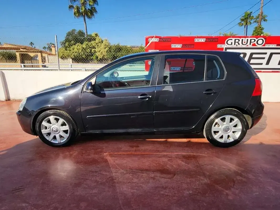 Usado VW Golf IV Highline 105 CV (77 kW) 2005 Negro Utilitario