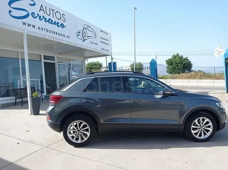 Usado VW T-Roc 150 CV (110 kW) 2025 Gris / plata SUV