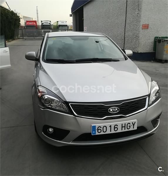 Usado Kia ProCeed 90 CV (66 kW) 2012 Gris / plata Utilitario