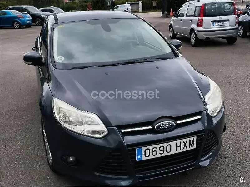 Usado Ford Focus Trend 115 CV (84 kW) 2014 Gris / plata Berlina