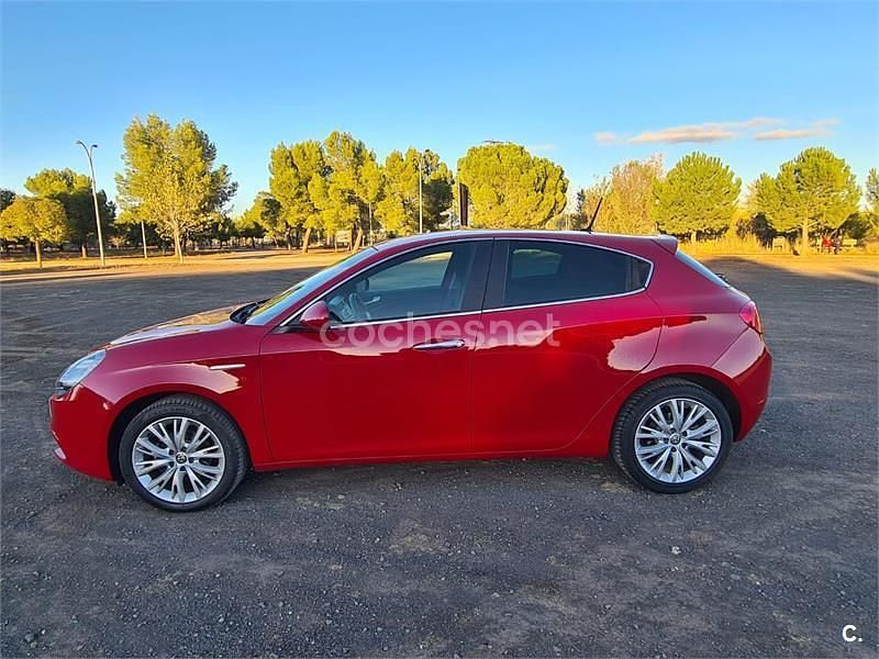 Rojo Usado 2017 Alfa Romeo Giulietta Super Berlina | 15.000 € (Precio justo) - Imagen 1/4