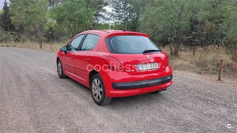 Usado Peugeot 207 110 CV (80 kW) 2006 Rojo Berlina