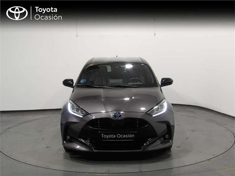 Usado Toyota Yaris Hybrid Style 116 CV (85 kW) 2021 Gris / plata Utilitario