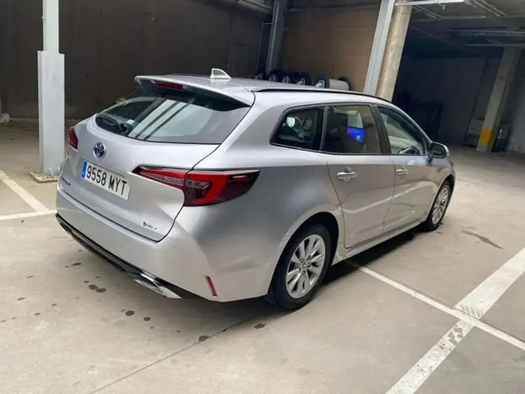 Usado Toyota Corolla Active 140 CV (102 kW) 2025 Plateado Familiar
