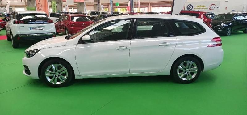Usado Peugeot 308 Active 131 CV (96 kW) 2018 Blanco Familiar