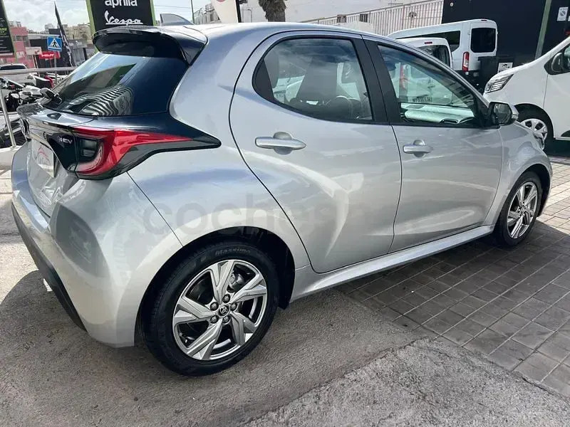 Usado Toyota Yaris Hybrid Business Edition 116 CV (85 kW) 2024 Gris / plata Berlina