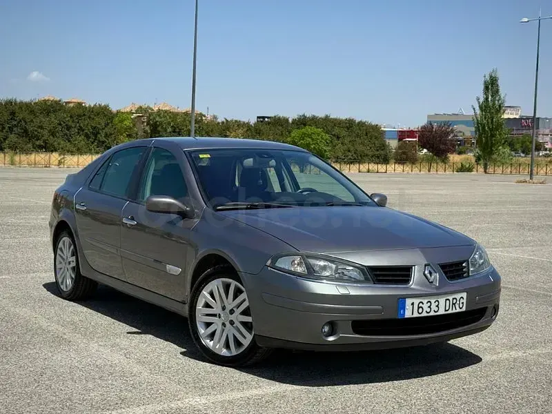 Usado Renault Laguna II Dynamique 150 CV (110 kW) 2005 Gris / plata Berlina