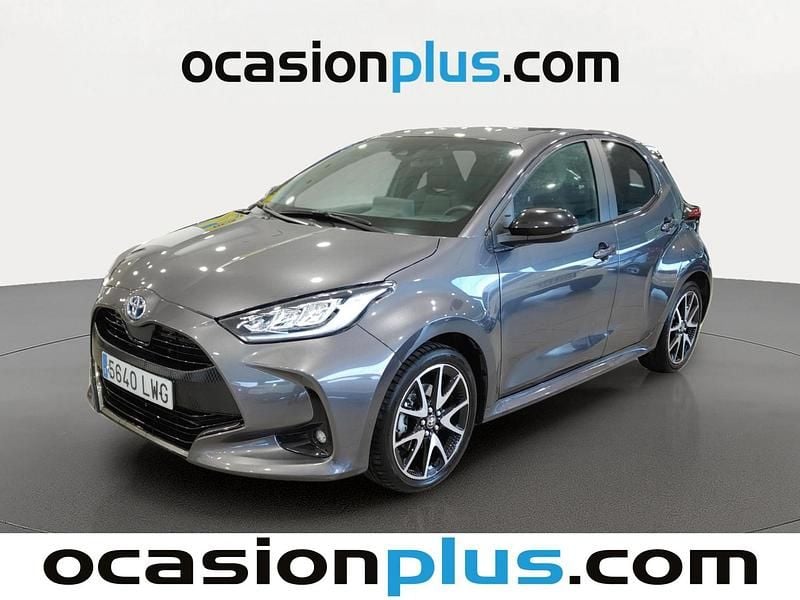 Gris Usado 2022 Toyota Yaris Hybrid Plus Utilitario | 19.991 € (Un poco caro) - Imagen 1/4