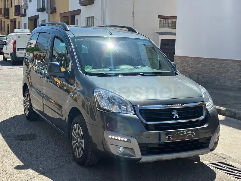 Usado Peugeot Partner Tepee Style 100 CV (73 kW) 2016 Gris / plata Monovolumen