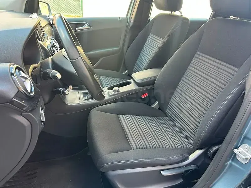 Usado Mercedes B180 109 CV (80 kW) 2013 Azul Utilitario