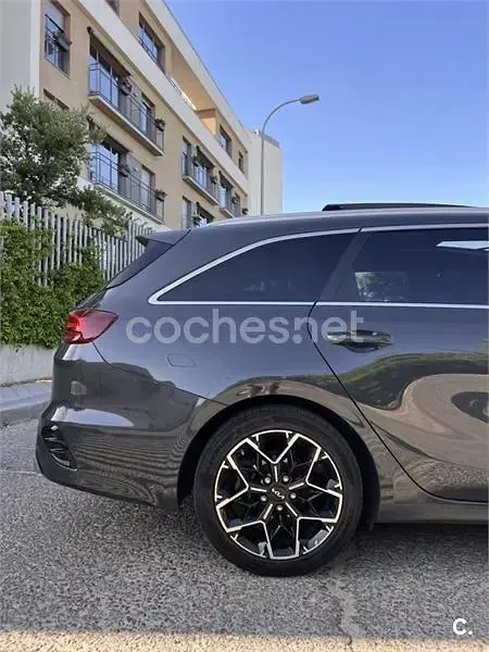 Usado Kia Ceed GT GT-Line 136 CV (100 kW) 2023 Gris / plata Familiar