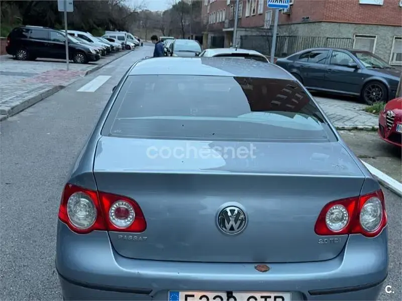 Usado VW Passat Highline 140 CV (102 kW) 2010 Gris / plata Berlina