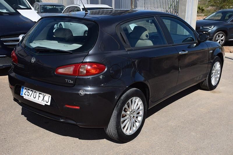 Usado Alfa Romeo 147 Distinctive 120 CV (88 kW) 2007 Negro Utilitario