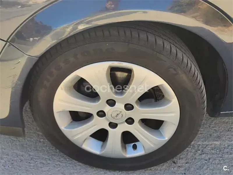 Usado Opel Astra Enjoy 115 CV (84 kW) 2008 Gris / plata Berlina