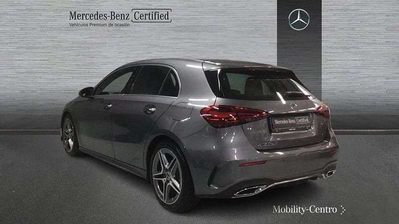 Usado Mercedes A180 116 CV (85 kW) 2024 Gris montaña Utilitario