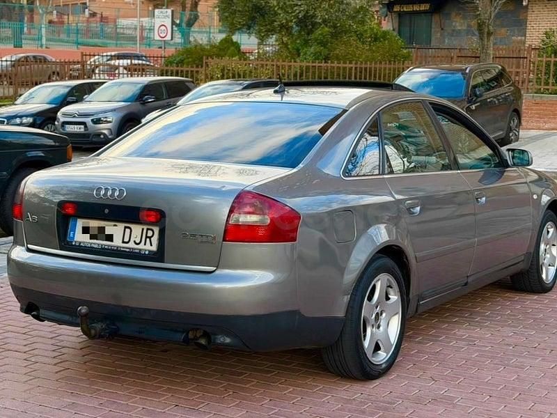 Usado Audi A6 180 CV (132 kW) 2001 Gris / plata Berlina