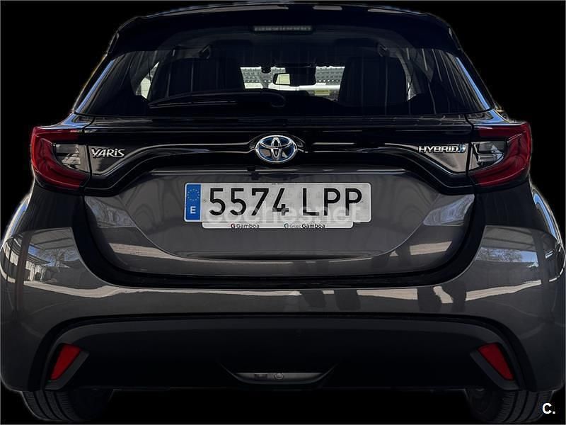 Usado Toyota Yaris Hybrid Active 116 CV (85 kW) 2021 Gris / plata Berlina
