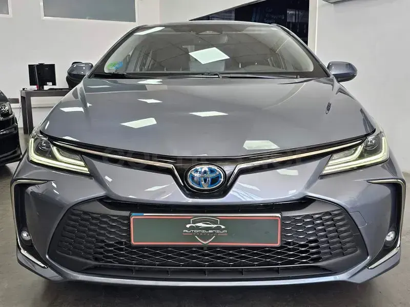 Usado Toyota Corolla Eco 140 CV (102 kW) 2024 Gris / plata Berlina