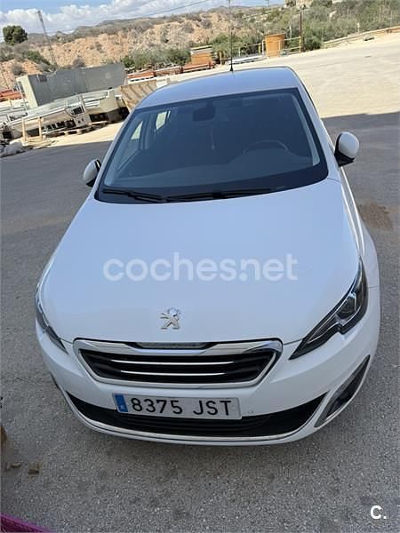 Usado Peugeot 308 Allure 120 CV (88 kW) 2016 Blanco Berlina