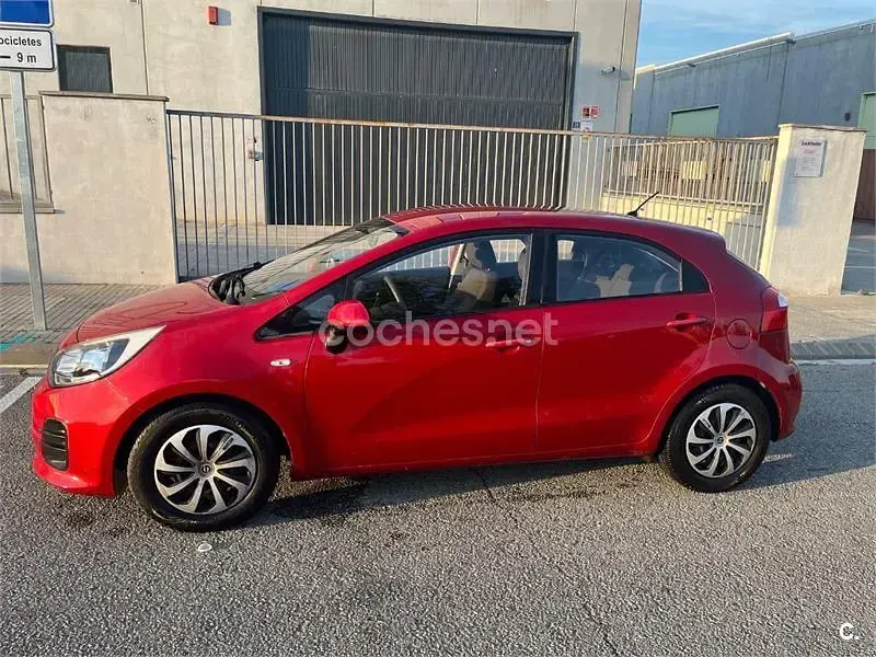 Usado Kia Rio 84 CV (61 kW) 2016 Rojo Utilitario