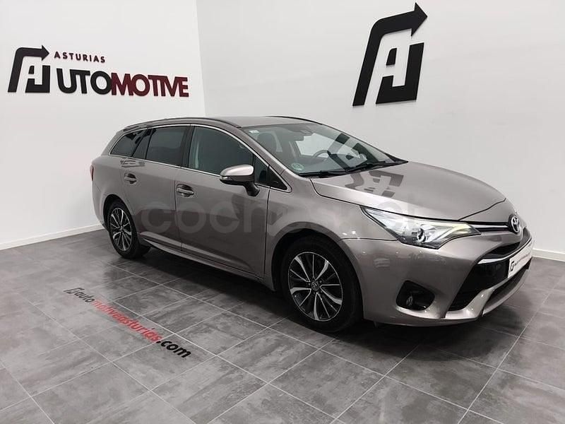 Usado Toyota Avensis Advance 150 CV (110 kW) 2015 Gris / plata Familiar
