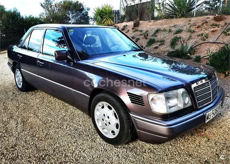 Usado Mercedes E250 113 CV (83 kW) 1993 Violeta / lila Berlina
